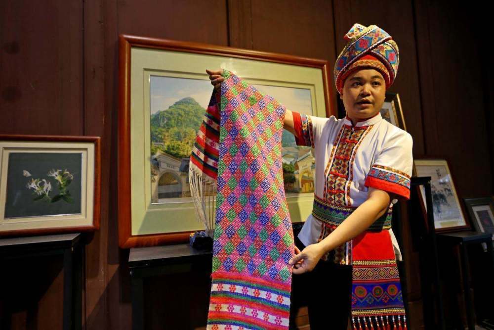 忻城县|壮锦织出忻城群众小康新生活