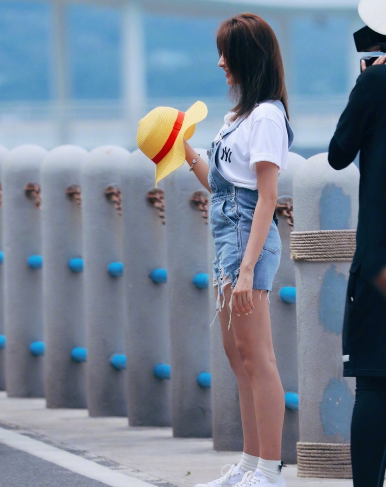 金子涵的背带裤造型生图流出在路人镜头下100斤的腰太真实