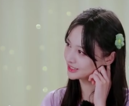 郑爽|郑爽采访控制不住情绪，哭到眼睛“脱妆”：确定这是双眼皮？