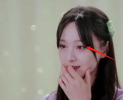 郑爽|郑爽采访控制不住情绪，哭到眼睛“脱妆”：确定这是双眼皮？