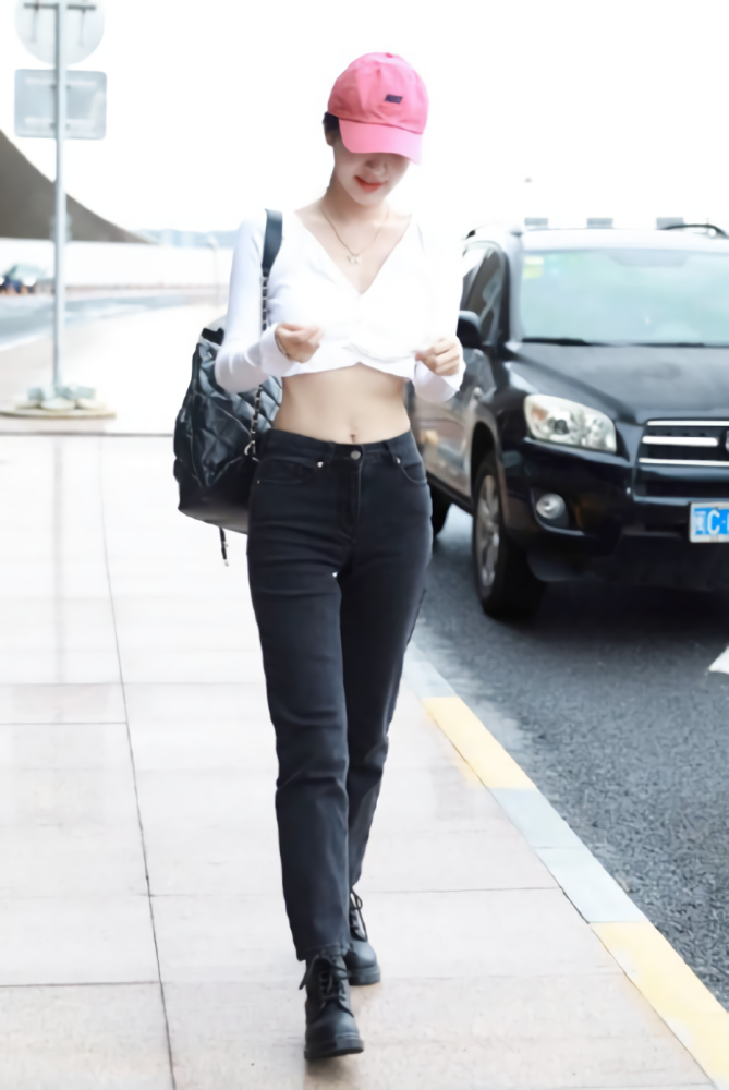 李菲儿"沙漏腰"真没有说,穿20cm上衣走机场,女生羡慕到疯