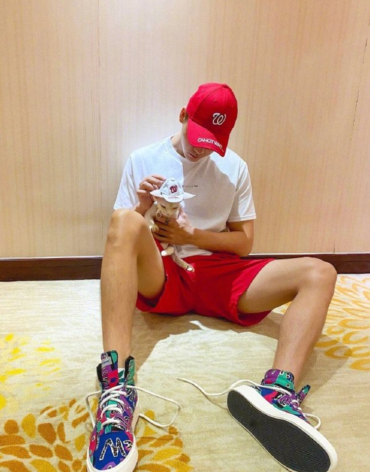 陈伟霆首次穿大红裤衩亮相,当看到"极品山药腿"那刻,女生愣了