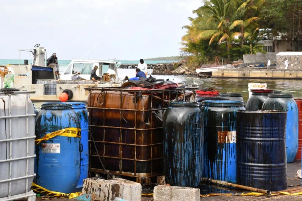 毛里求斯_社会|“天堂原乡”遭遇燃油泄漏：当地妇女捐发吸油 中国志愿者出手相助