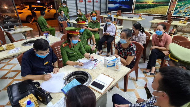 烧烤|女子在烧烤店吃出虫子发到网上，老板逼她跪在镜头前直播道歉