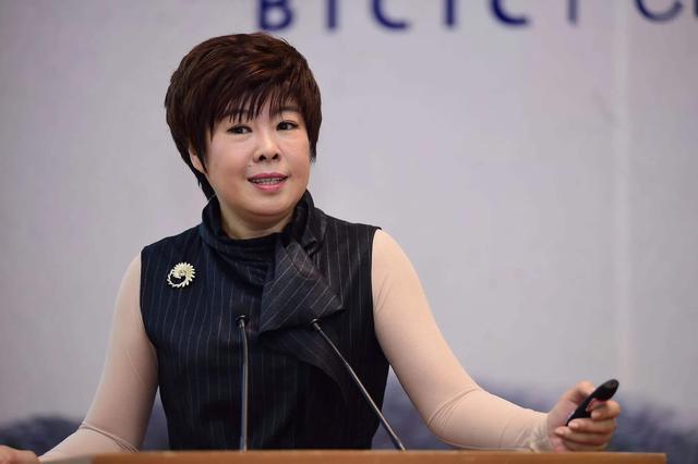 于丹|从“文化教母”到遭人唾弃，解读《论语》的于丹，为何跌落神坛？