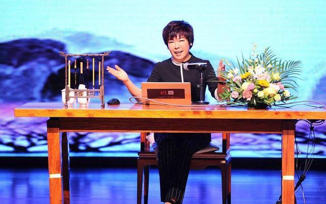 于丹|从“文化教母”到遭人唾弃，解读《论语》的于丹，为何跌落神坛？