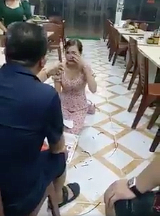 烧烤|女子在烧烤店吃出虫子发到网上，老板逼她跪在镜头前直播道歉