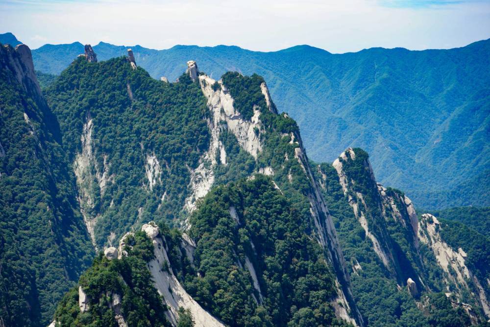 華山蓮花峰山脊風光