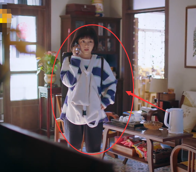 从她穿着这件条纹衫出场那刻,身前背着背包,身后扛着画板,下装还搭配