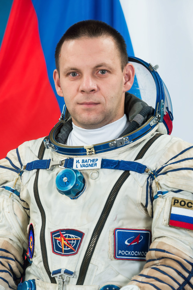 俄宇航员在空间站意外拍下一串不明光点闪光近1分钟专家介入