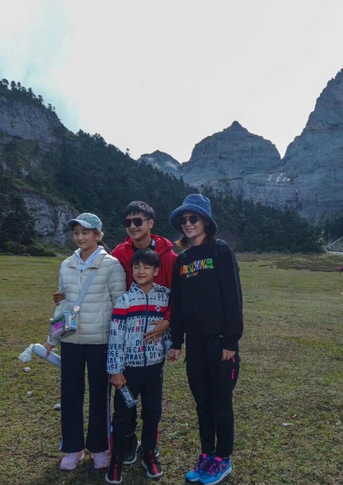 森碟|田亮一家四口旅游，12岁森碟暴风长高，练出运动员健壮身材