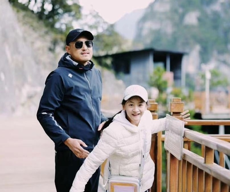 森碟|田亮一家四口旅游，12岁森碟暴风长高，练出运动员健壮身材