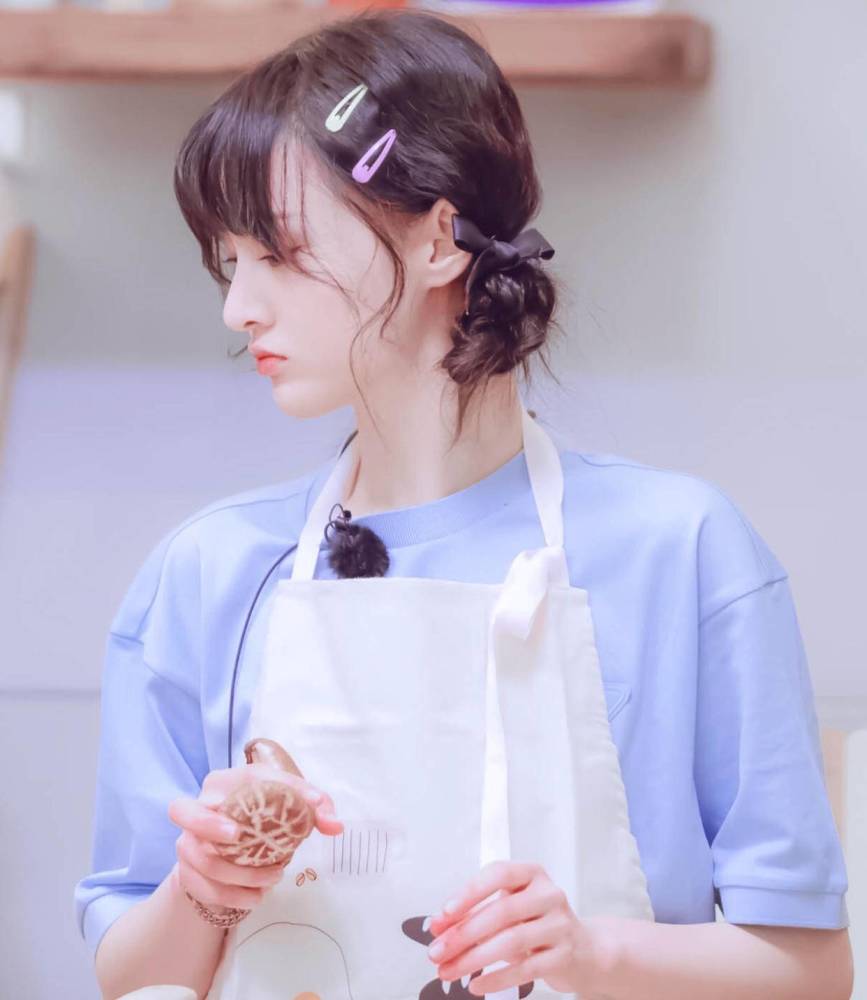 郑爽|闺话丨郑爽因为情绪被骂上热搜：如果做真实的自己很难，也不要责怪别人