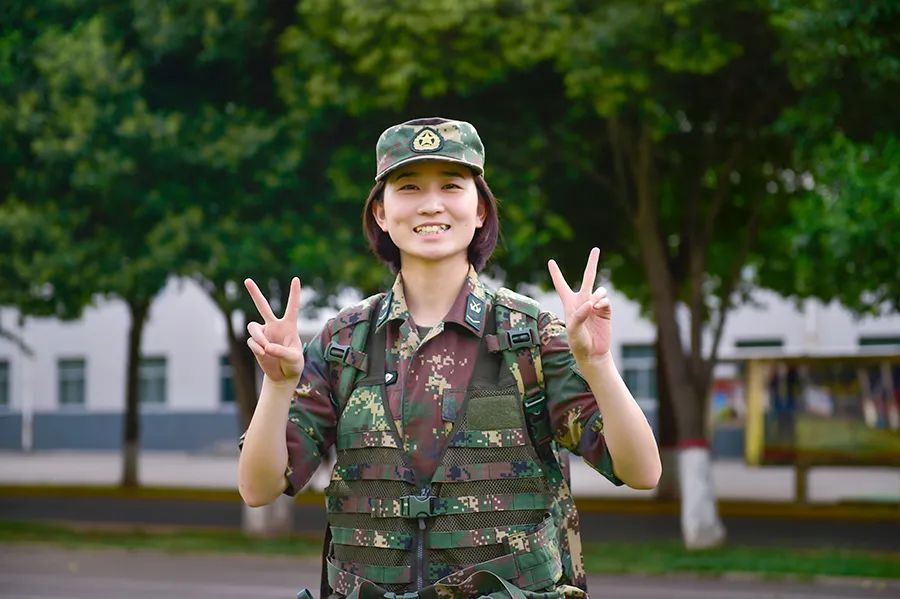 乘风破浪的火箭军小姐姐,这气质你服不服_腾讯新闻