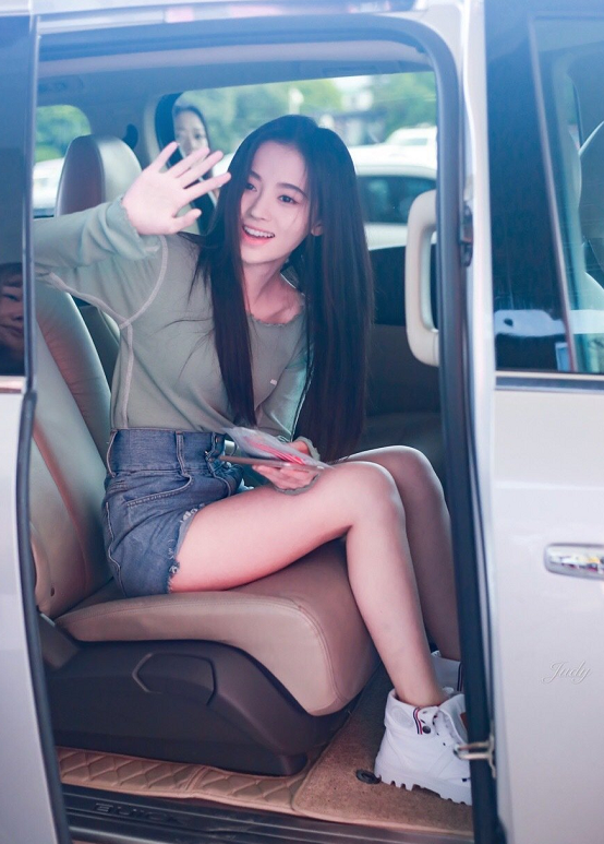 鞠婧祎的下车照彻底火了当她伸出双腿那一刻网友快速截图保存