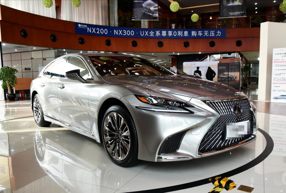 最豪华的雷克萨斯ls,3.5升混动油耗7升,外观比奥迪a6还帅气