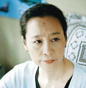 坚强的奚美娟39岁产子却遭丈夫抛弃独自养儿子至今单身