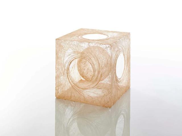 了八角中空结构的黄麻纤维为自己的创作材料,以便让自己创作的软雕塑