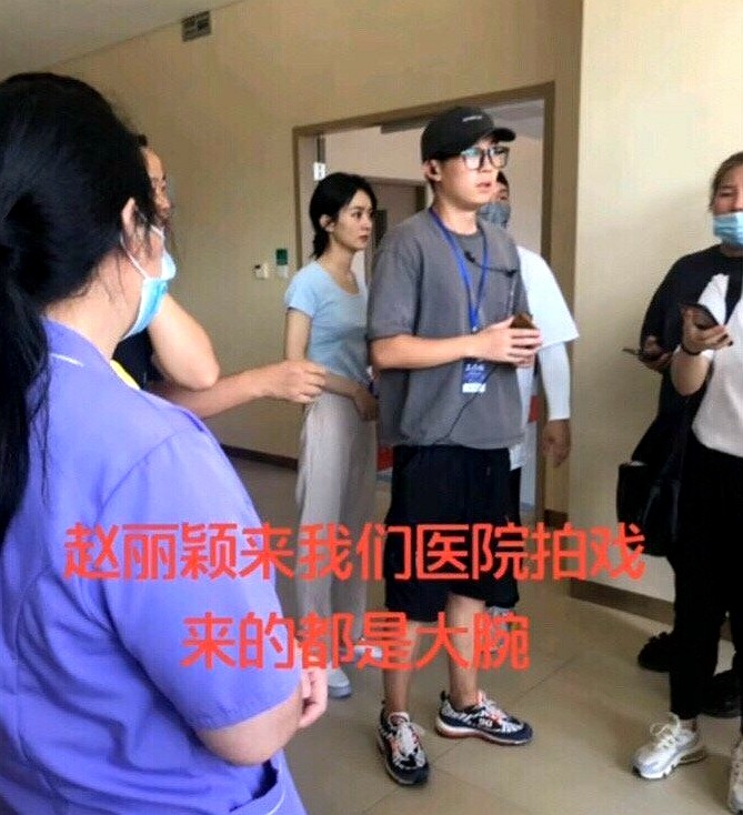 赵丽颖|赵丽颖新剧路透曝光，异常消瘦惹人怜，身形只有别人的三分之一