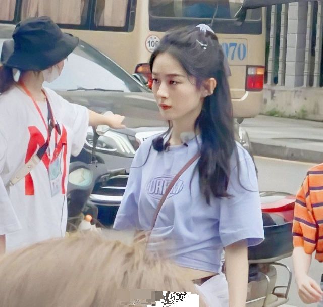 赵丽颖|赵丽颖新剧路透曝光，异常消瘦惹人怜，身形只有别人的三分之一