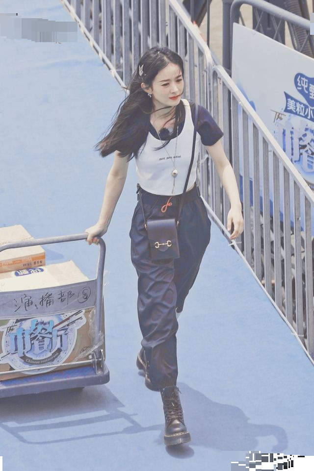 赵丽颖|赵丽颖新剧路透曝光，异常消瘦惹人怜，身形只有别人的三分之一