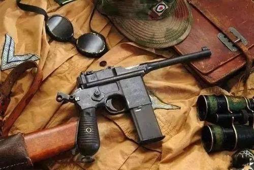 在近距离作战时20响盒子炮抵肩射击就是一把微型冲锋枪