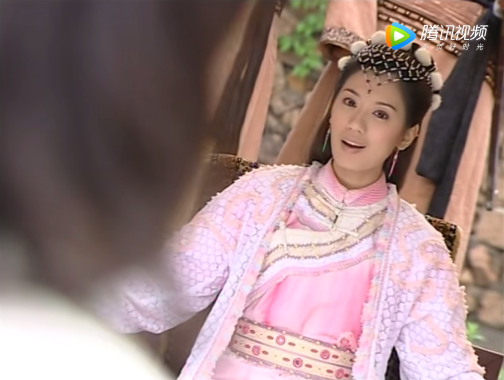 赵敏郡主的7大女装造型惊艳了时光,难忘她的斜肩装加上扇子头!