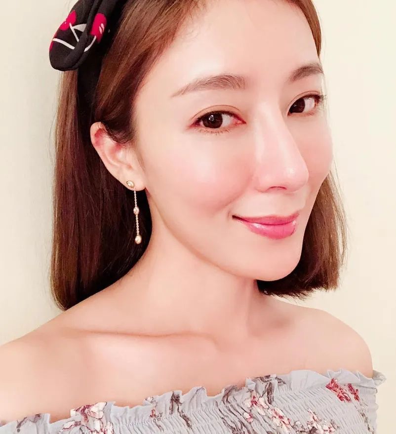 41岁杨怡近照被指木偶鼻再进化香港网友别再注射了