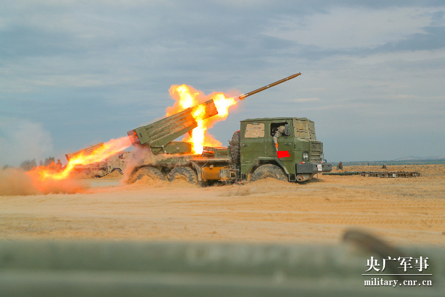 鏖战戈壁,新疆军区某火力团开展多兵种实弹射击演练