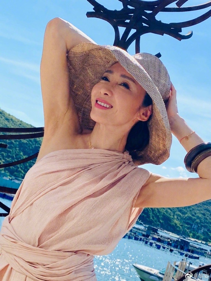 黎姿|49岁黎姿高温下拍美照，一袭长裙小秀香肩，海边享受阳光浴！