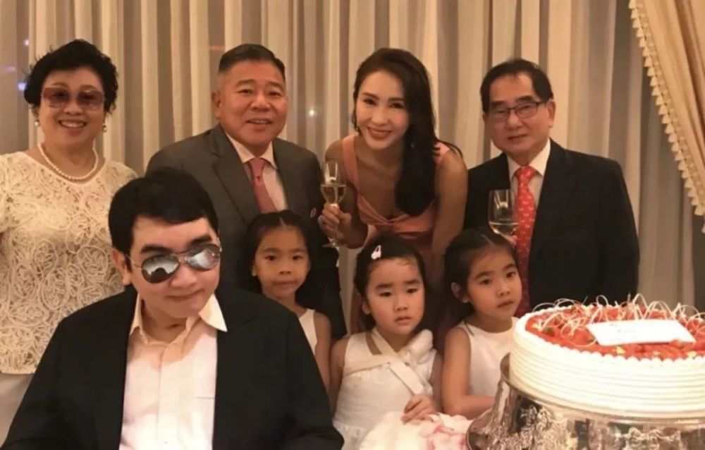 黎姿|49岁黎姿高温下拍美照，一袭长裙小秀香肩，海边享受阳光浴！