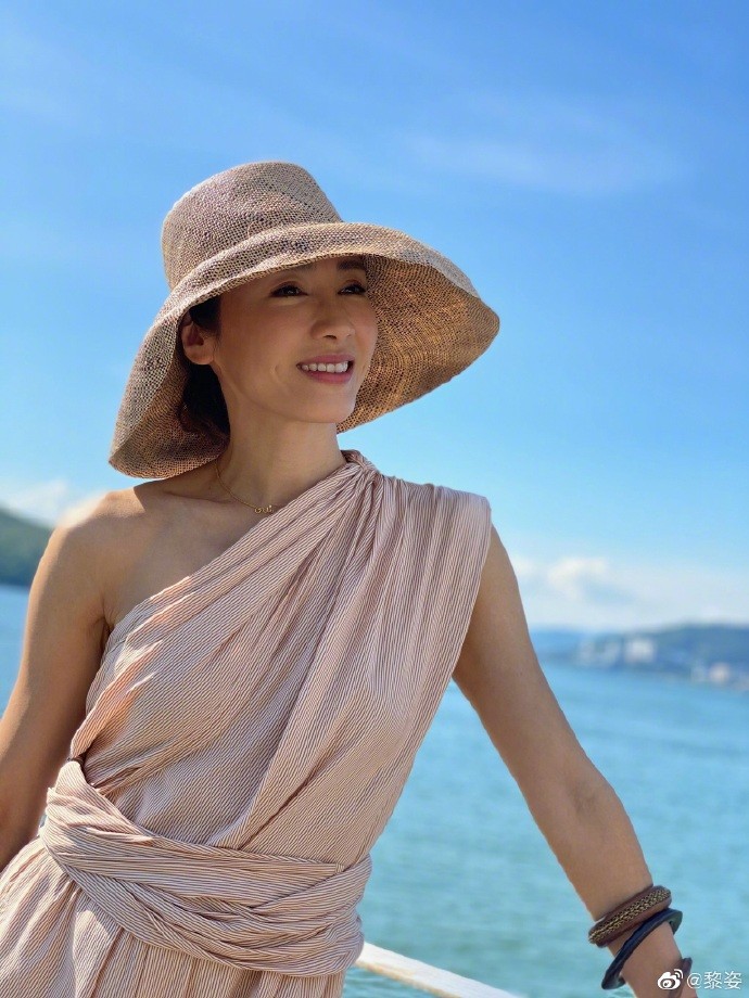 黎姿|49岁黎姿高温下拍美照，一袭长裙小秀香肩，海边享受阳光浴！