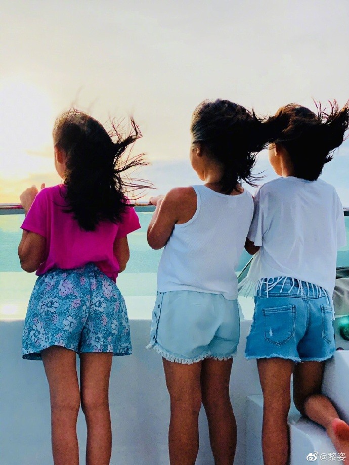 黎姿|49岁黎姿高温下拍美照，一袭长裙小秀香肩，海边享受阳光浴！