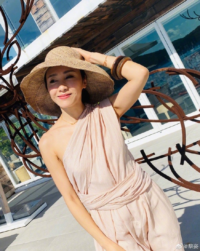 黎姿|49岁黎姿高温下拍美照，一袭长裙小秀香肩，海边享受阳光浴！