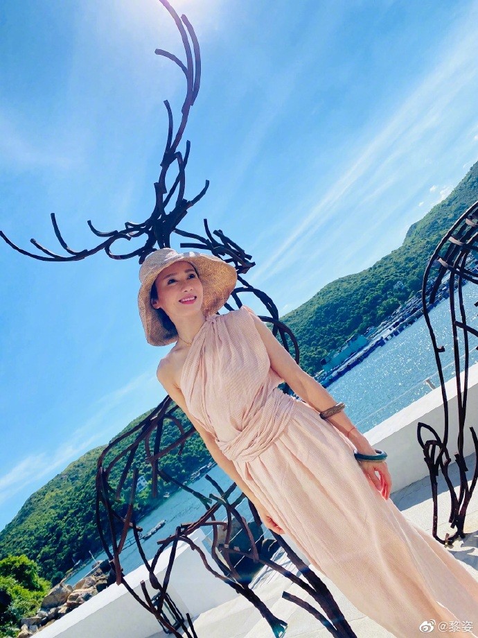 黎姿|49岁黎姿高温下拍美照，一袭长裙小秀香肩，海边享受阳光浴！