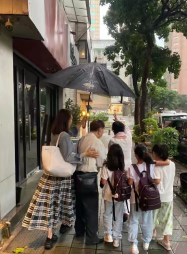 黎姿|49岁黎姿高温下拍美照，一袭长裙小秀香肩，海边享受阳光浴！