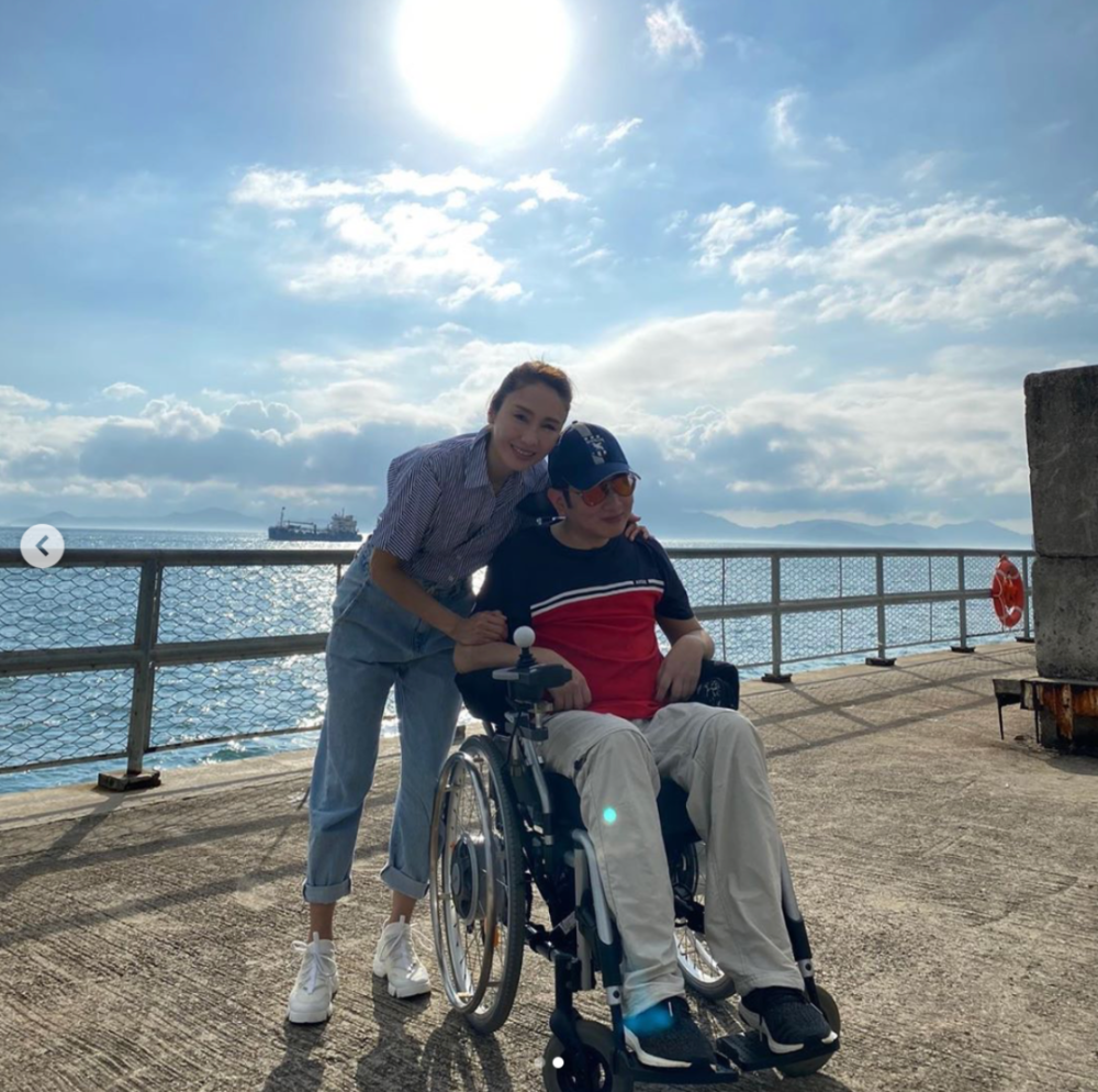 黎姿|49岁黎姿高温下拍美照，一袭长裙小秀香肩，海边享受阳光浴！