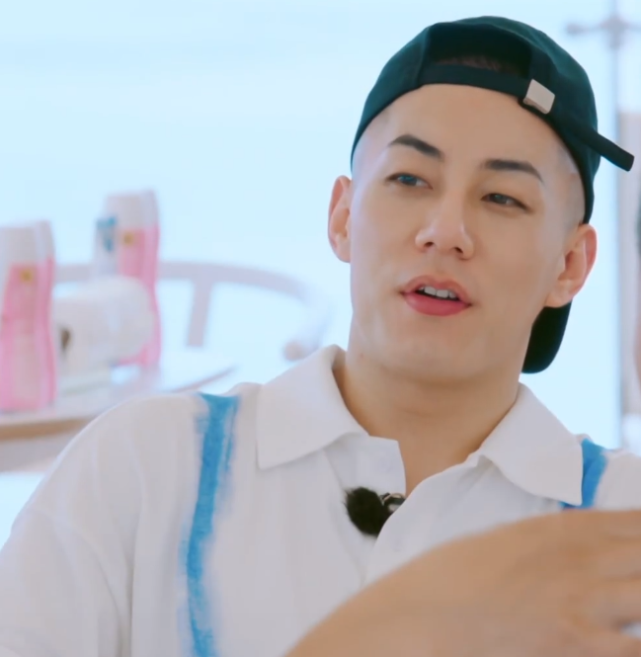 赵丽颖打扫卫生卡斯柏主动帮忙谁注意赵丽颖藏不住的幸福感