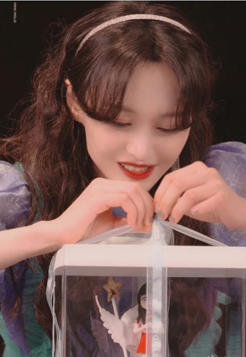 郑爽|郑爽直播带货情绪失控赶人，男搭档发文曝内幕，两人究竟是谁失职？