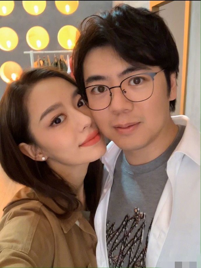 小吉娜|郎朗晒夫妻贴脸合照为老婆庆生，甜喊：我的小吉娜生日快乐