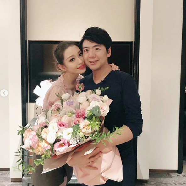 小吉娜|郎朗晒夫妻贴脸合照为老婆庆生，甜喊：我的小吉娜生日快乐