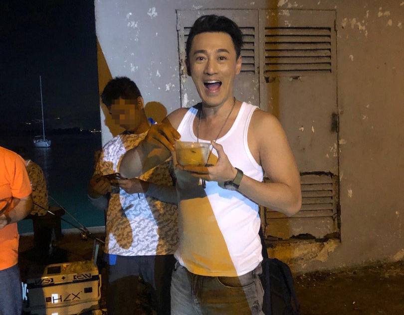 张馨月|张馨月被曝怀孕数月后，晒戴口罩美照难掩小V脸，手指纤细无孕相