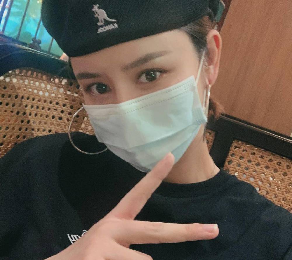 张馨月|张馨月被曝怀孕数月后，晒戴口罩美照难掩小V脸，手指纤细无孕相