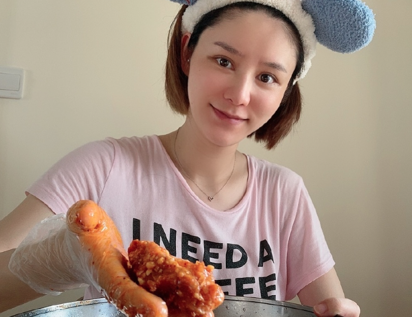 张馨月|张馨月被曝怀孕数月后，晒戴口罩美照难掩小V脸，手指纤细无孕相