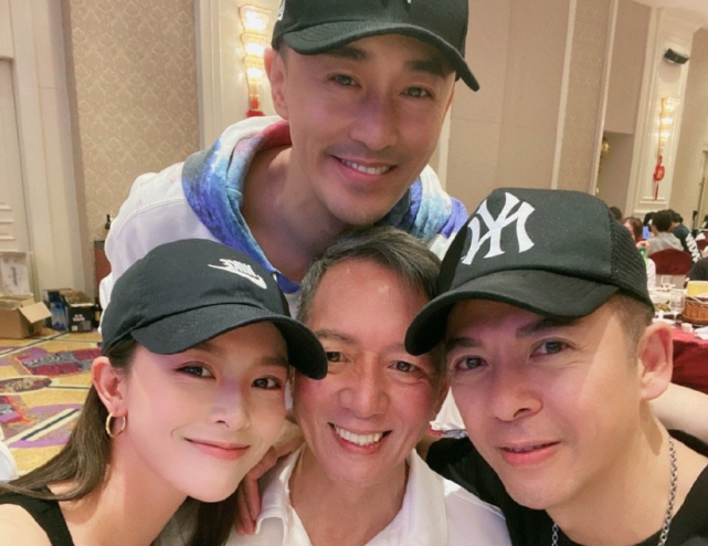 张馨月被曝怀孕数月后,晒戴口罩美照难掩小v脸,手指纤细无孕相