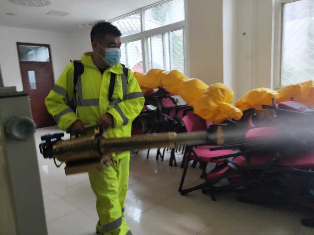 房山蓝天救援队|开学前，蓝天队员又来校园“消杀”了