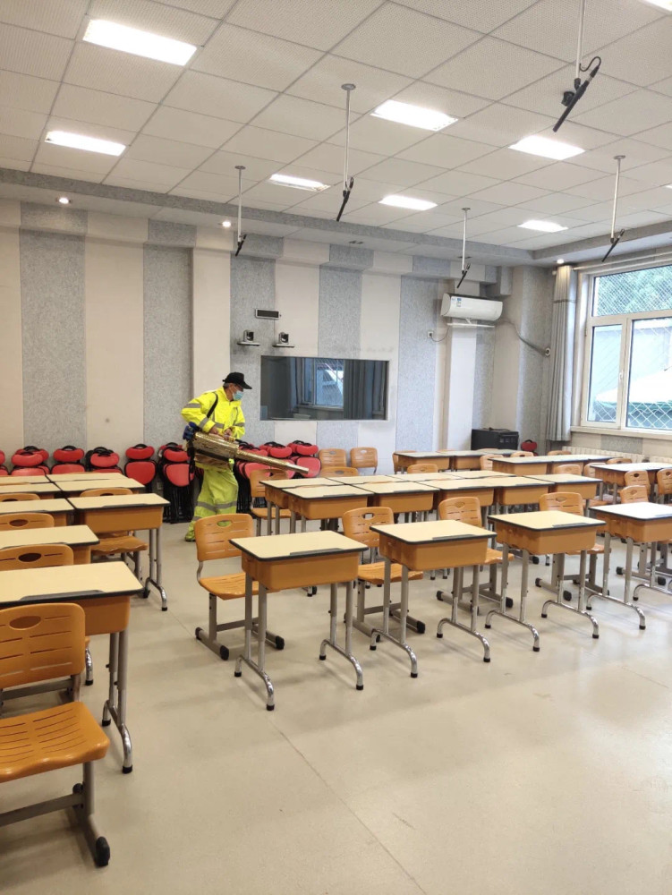房山蓝天救援队|开学前，蓝天队员又来校园“消杀”了