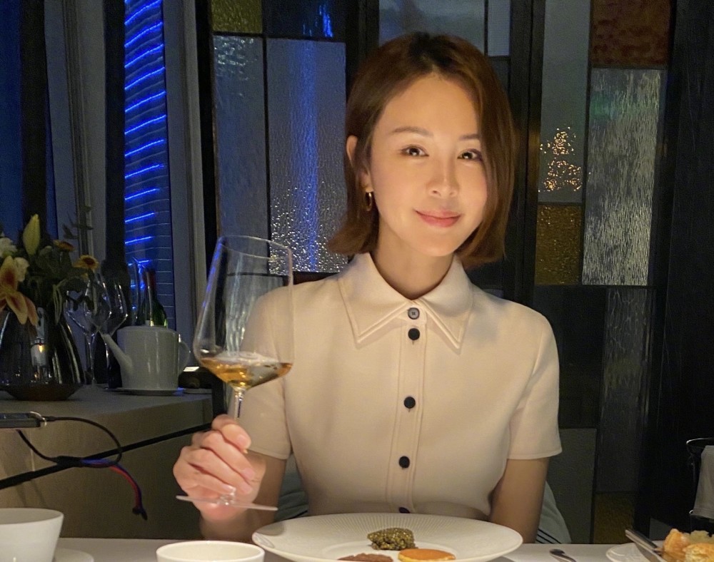 虽然是结婚13周年,如此重要的场合关悦竟然是素颜参加,一是因为两个人