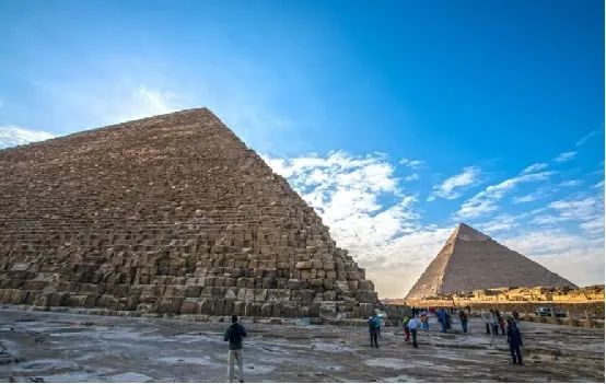 胡夫金字塔|金字塔真的存在作假成分？俄科学家：500年前的人类用水泥造的
