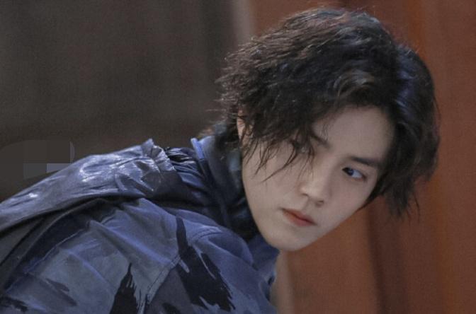 鹿晗|鹿晗怼脸自拍心情好，豪华座驾意外曝光，价格400万起步